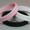 No Excuses Me Motivational Silicone Bracelet, debossed nero - immagine 2